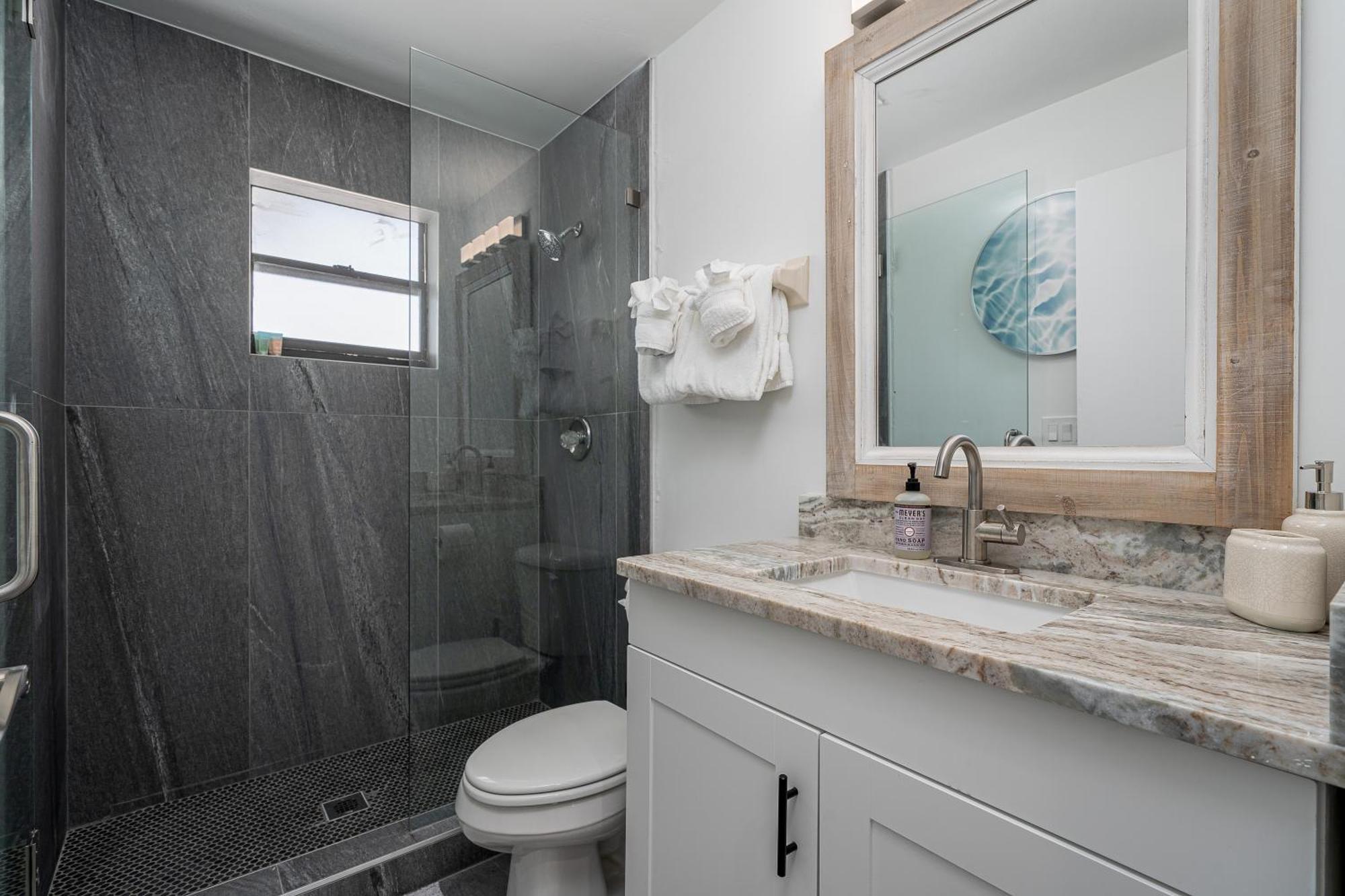 Holiday home 180° Bay Views, Newly Remodeled, Walk To Fort Myers Beach