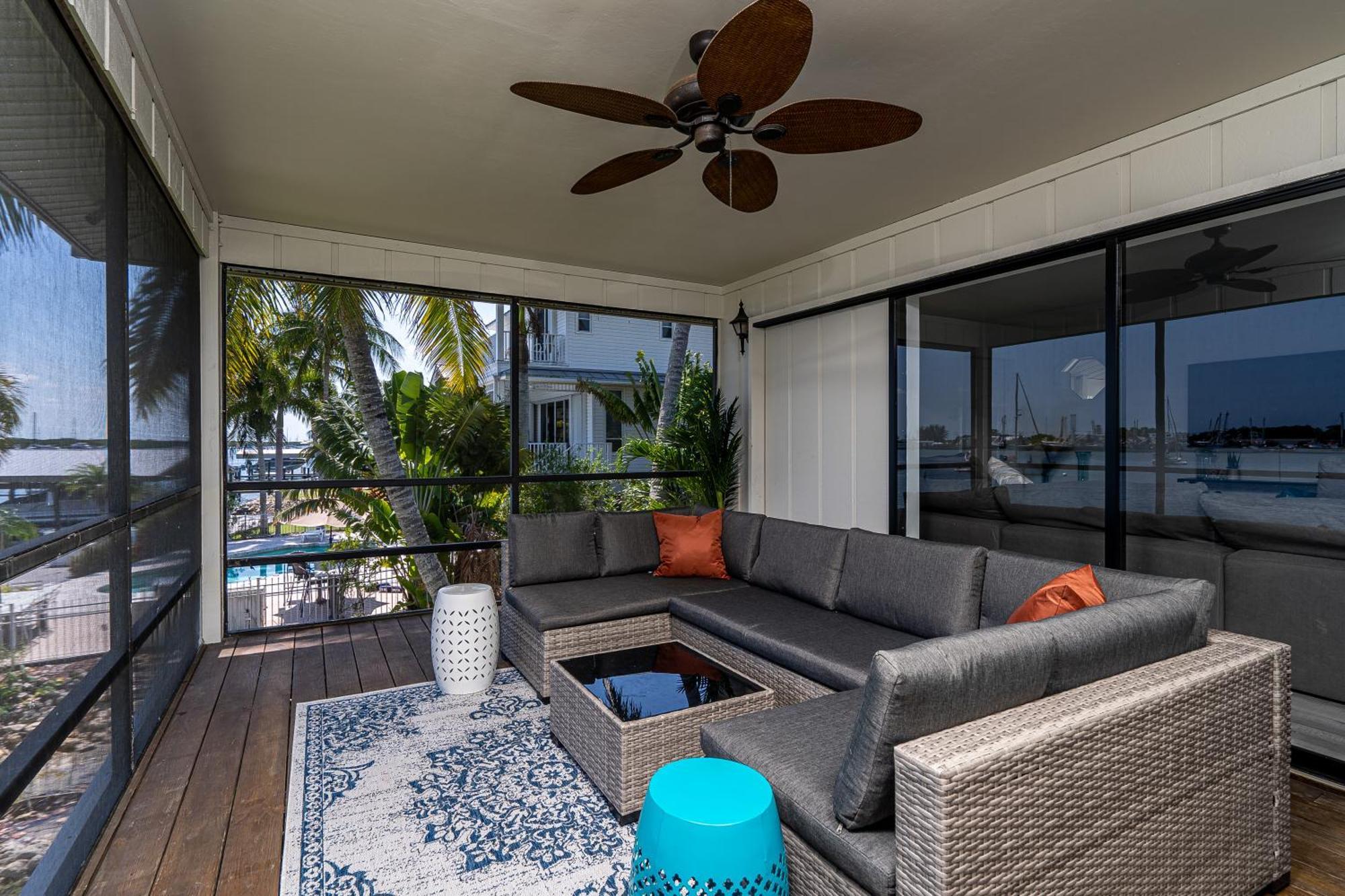 Holiday home 180° Bay Views, Newly Remodeled, Walk To Fort Myers Beach