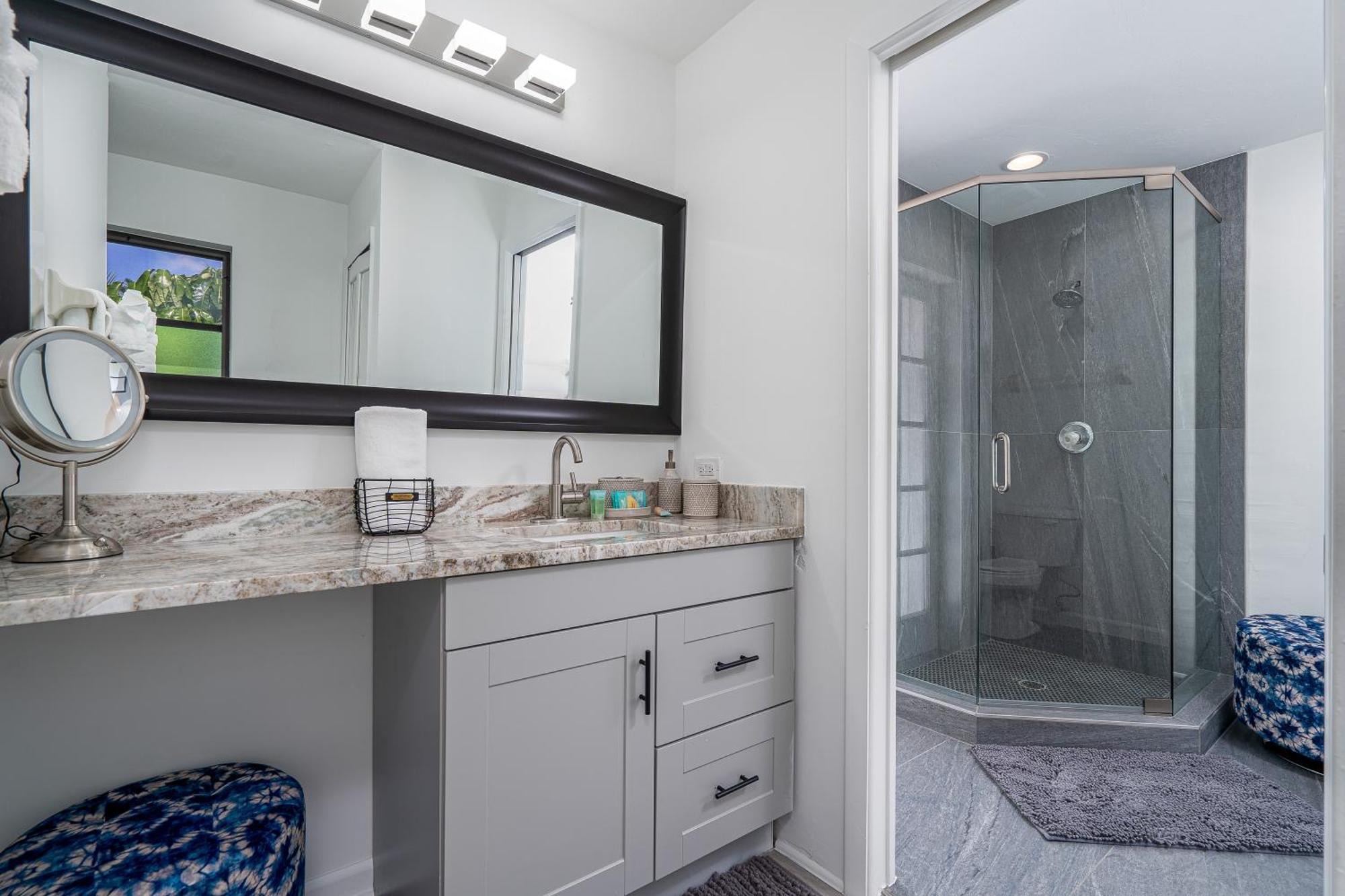 Holiday home 180° Bay Views, Newly Remodeled, Walk To