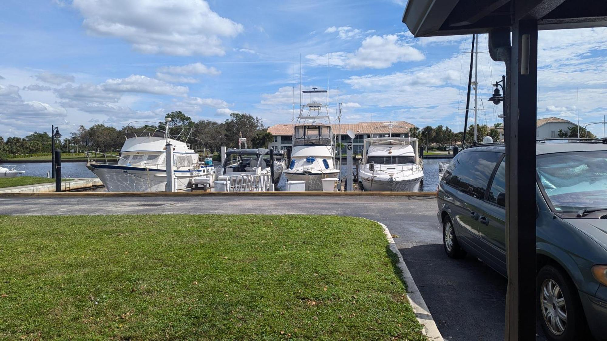 Marina Getaway On The Water! Apartment *