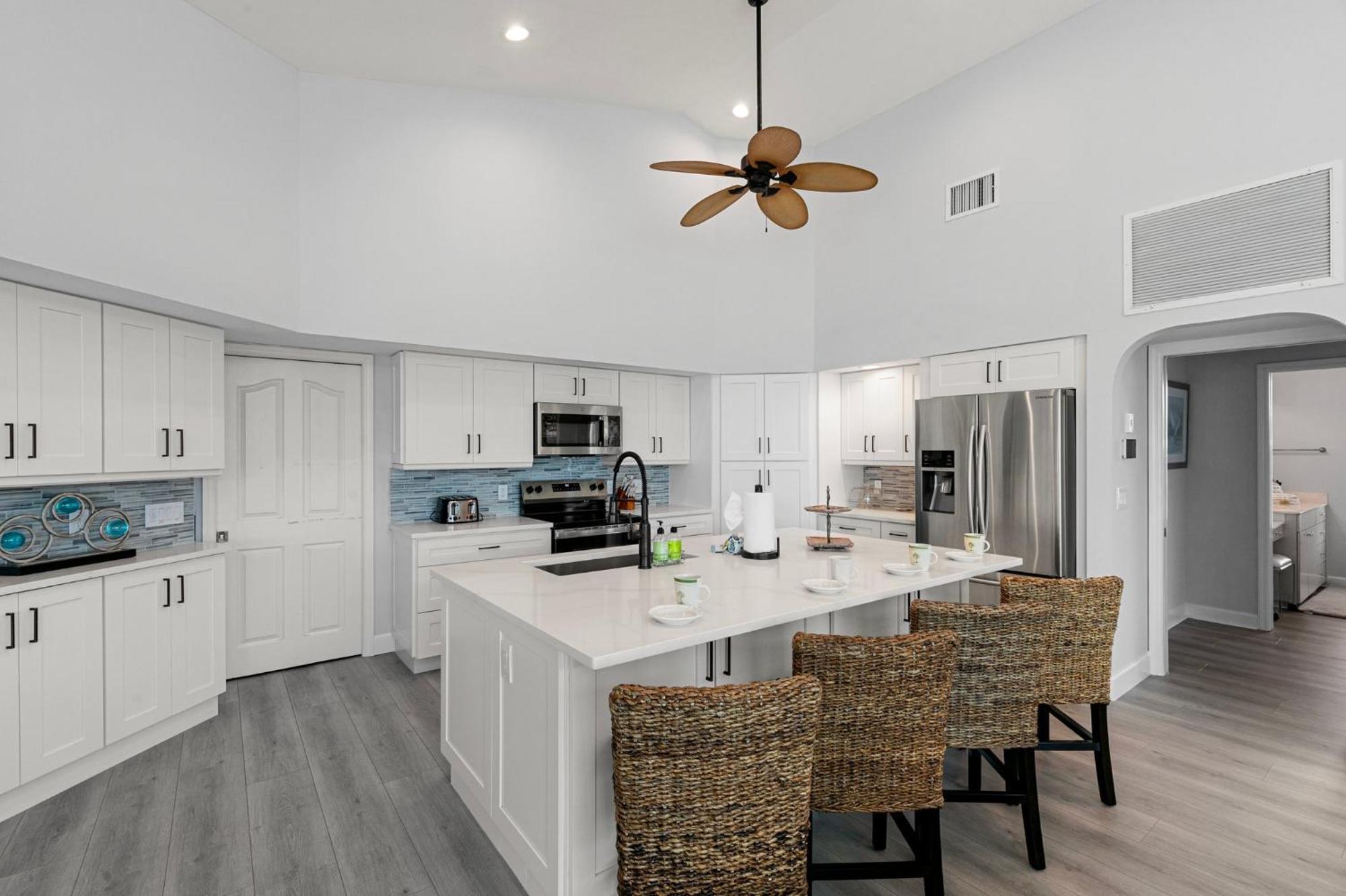 Holiday home New 2024 Renovation! Gorgeous Island Oasis With Sw Exposure On