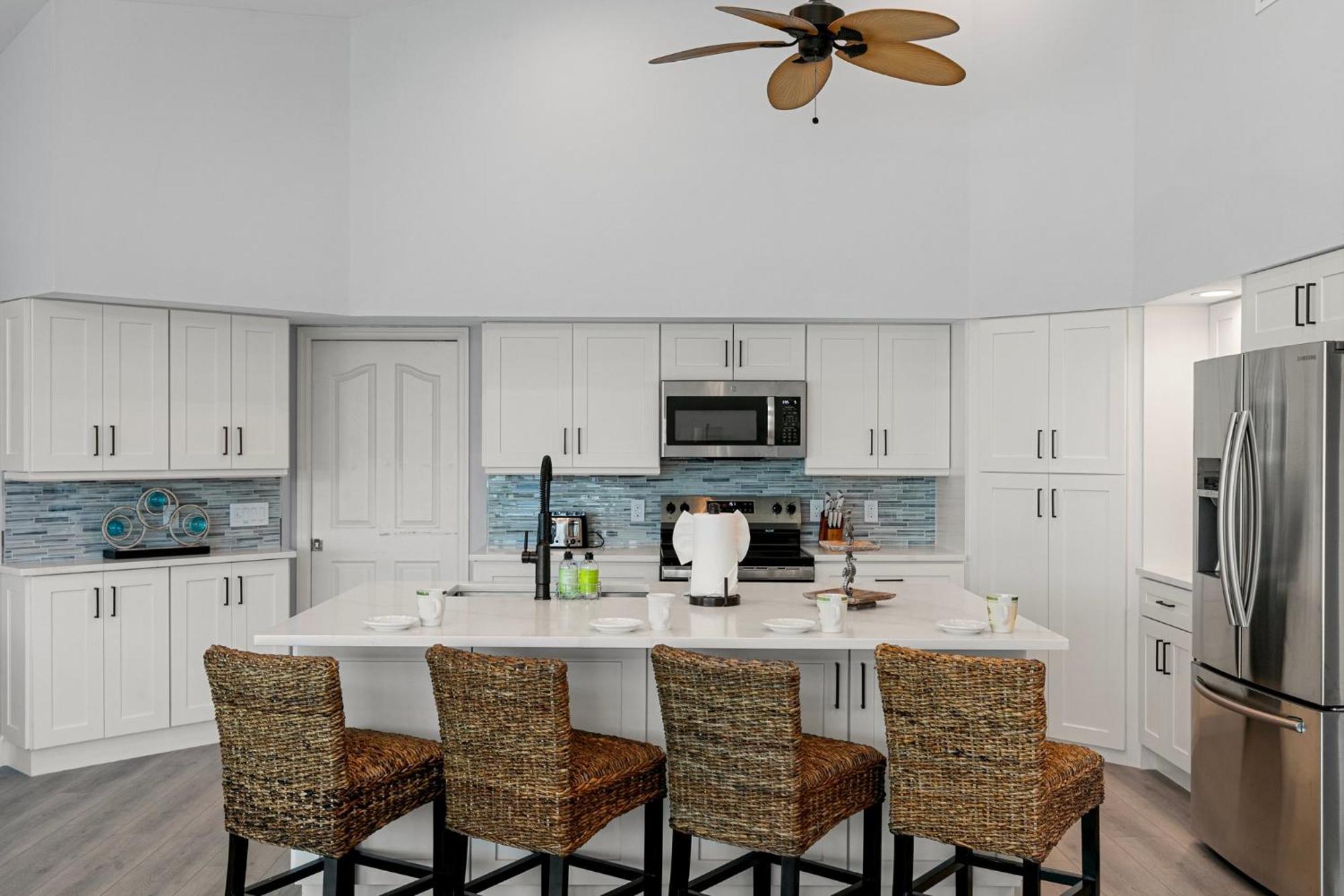 New 2024 Renovation! Gorgeous Island Oasis With Sw Exposure On Marco Island