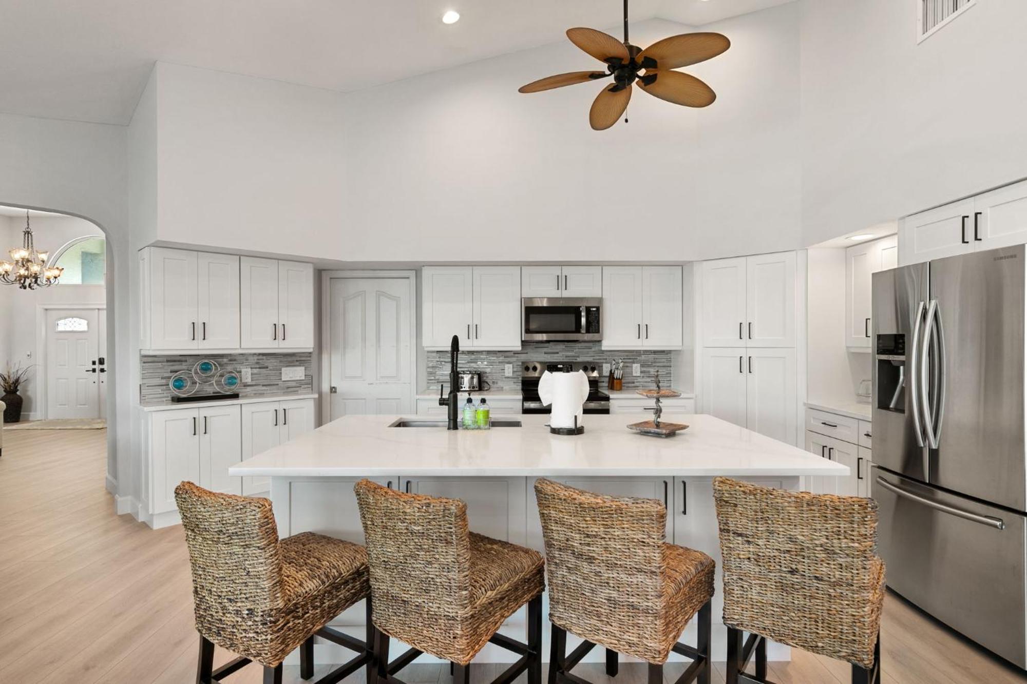 New 2024 Renovation! Gorgeous Island Oasis With Sw Exposure On * Marco Island