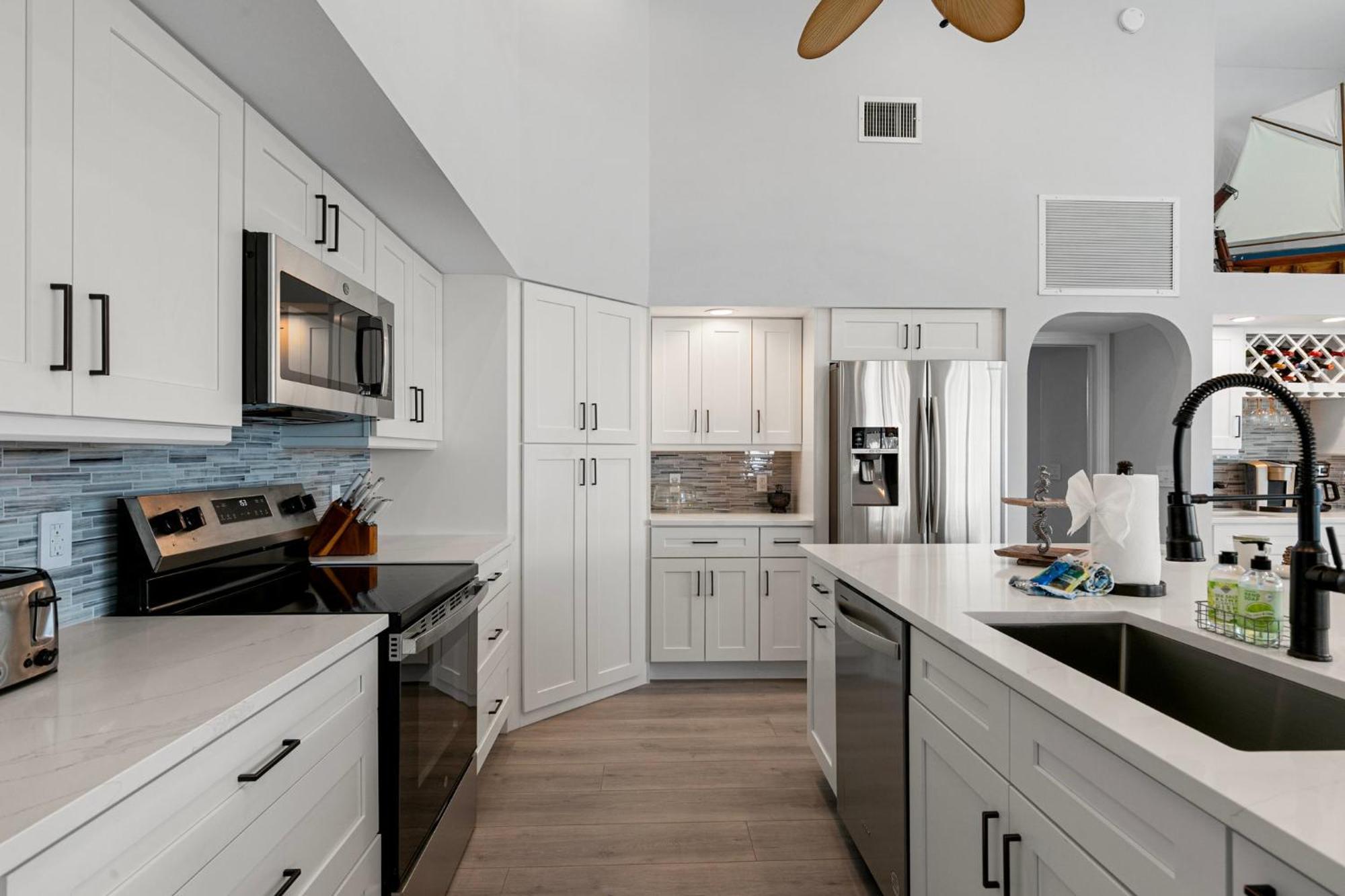 Holiday home New 2024 Renovation! Gorgeous Island Oasis With Sw Exposure On