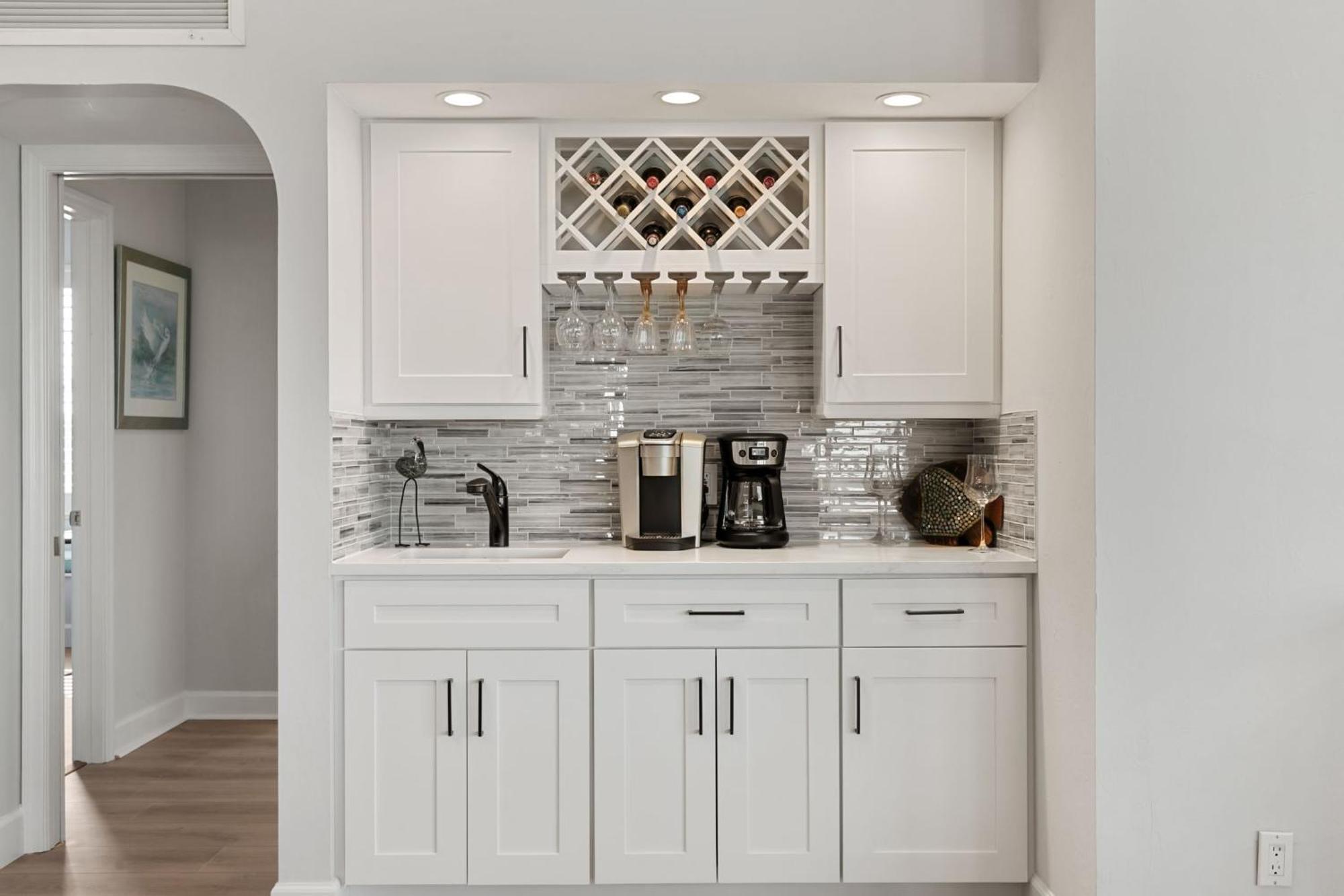 New 2024 Renovation! Gorgeous Island Oasis With Sw Exposure On Marco Island