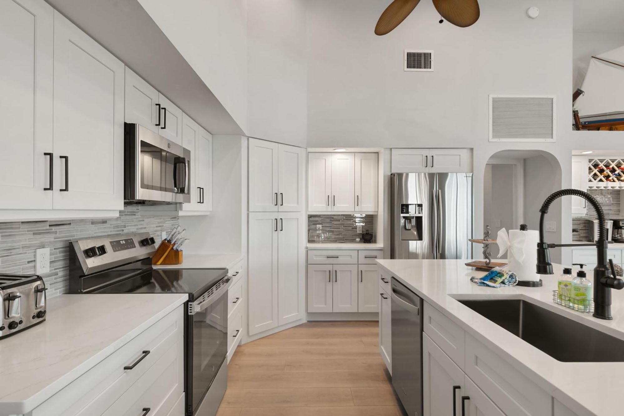New 2024 Renovation! Gorgeous Island Oasis With Sw Exposure On Holiday home