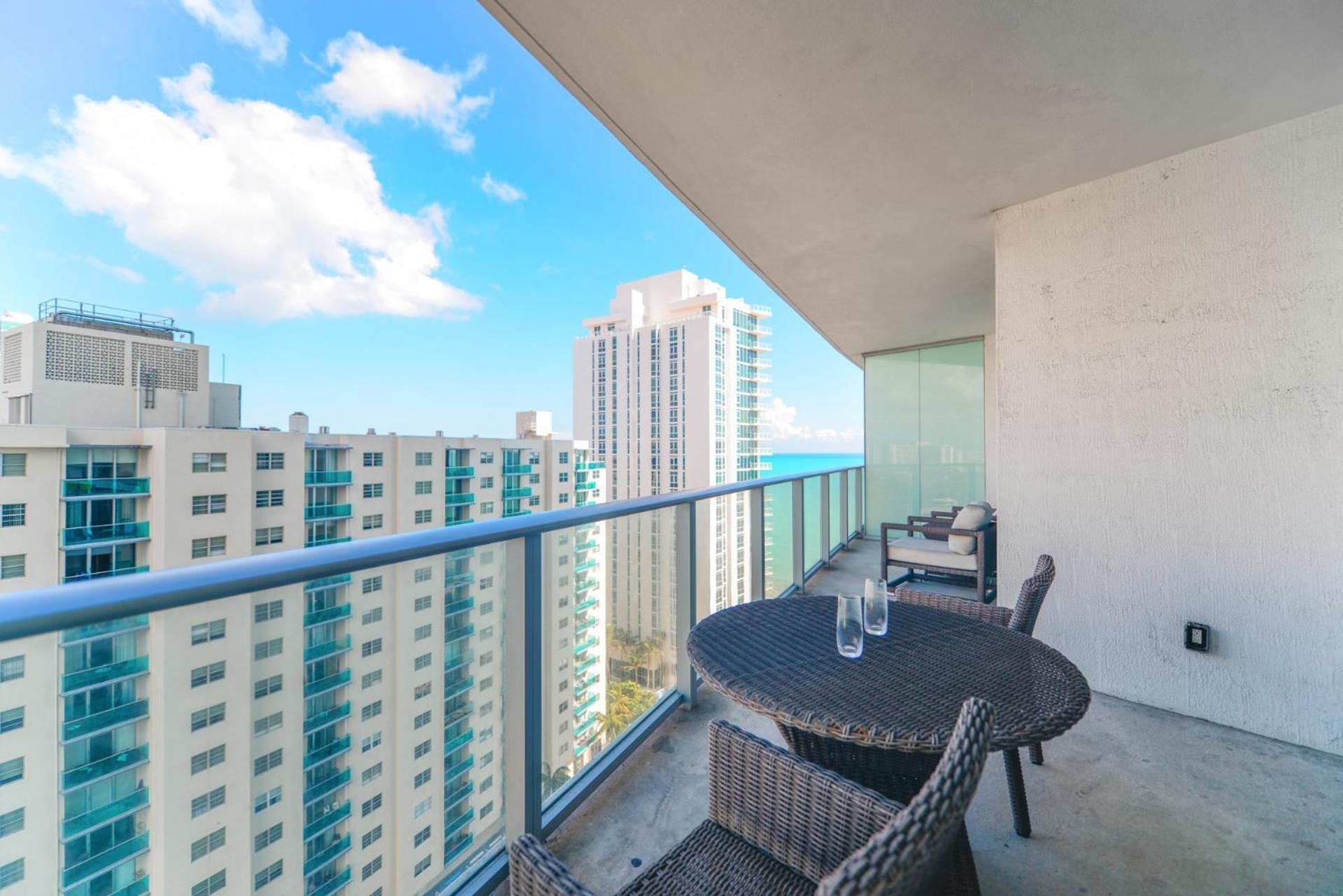 Beautiful Views From A Comfortable With Access! Apartment *