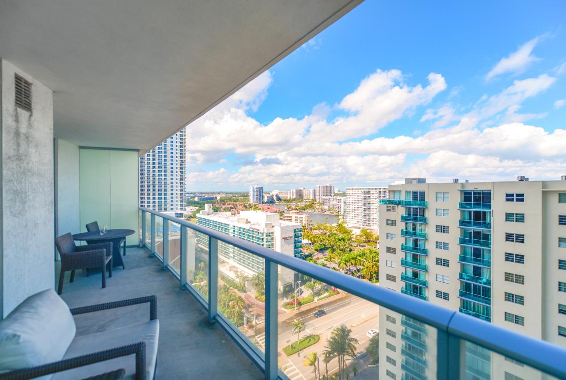 Apartment Beautiful Views From A Comfortable With Access! Hollywood
