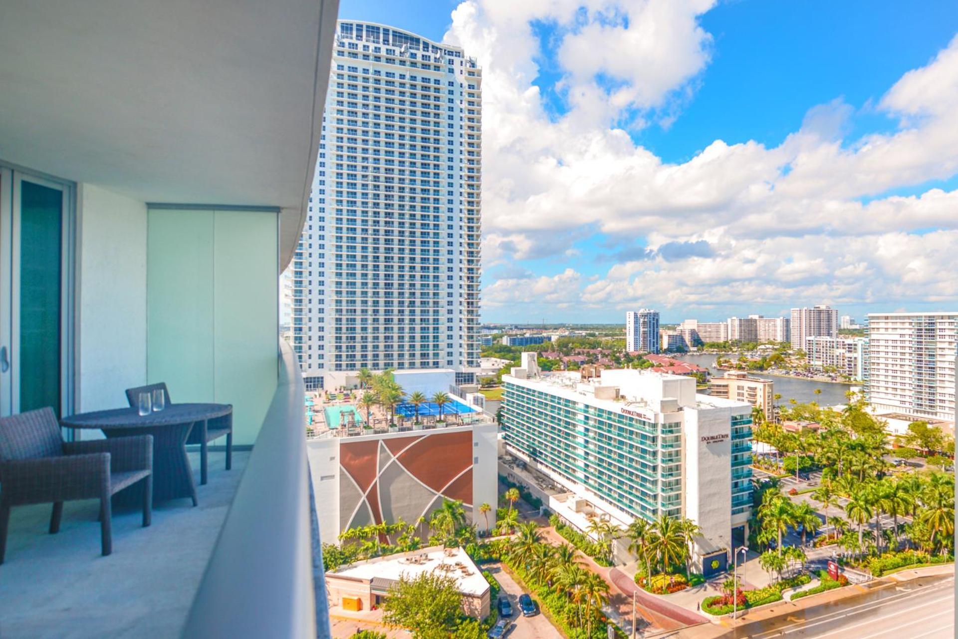 Apartment Beautiful Views From A Comfortable With Access! *