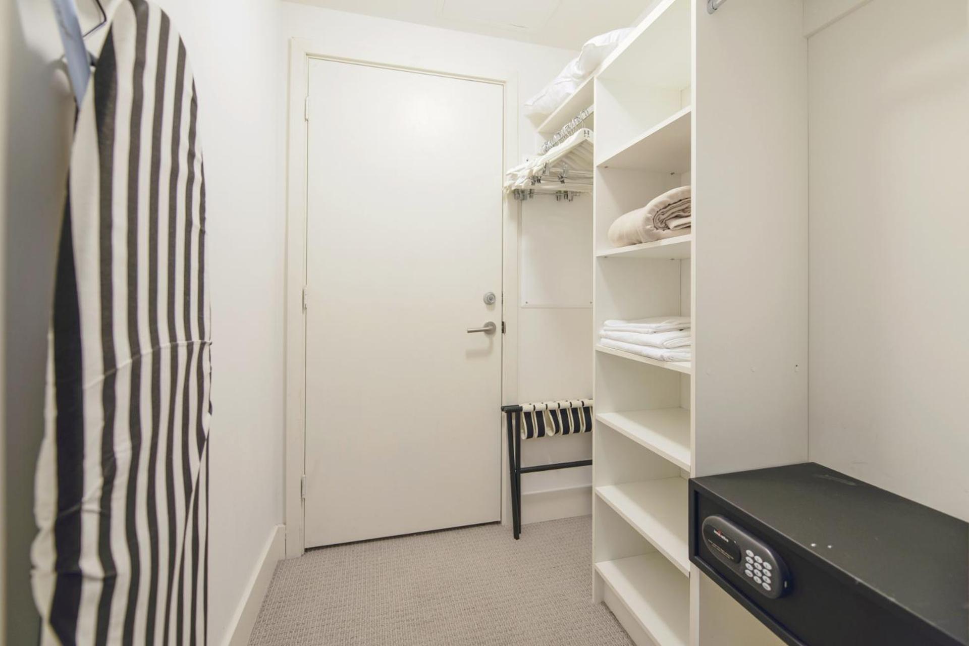 Beautiful Views From A Comfortable With Access! Hollywood
