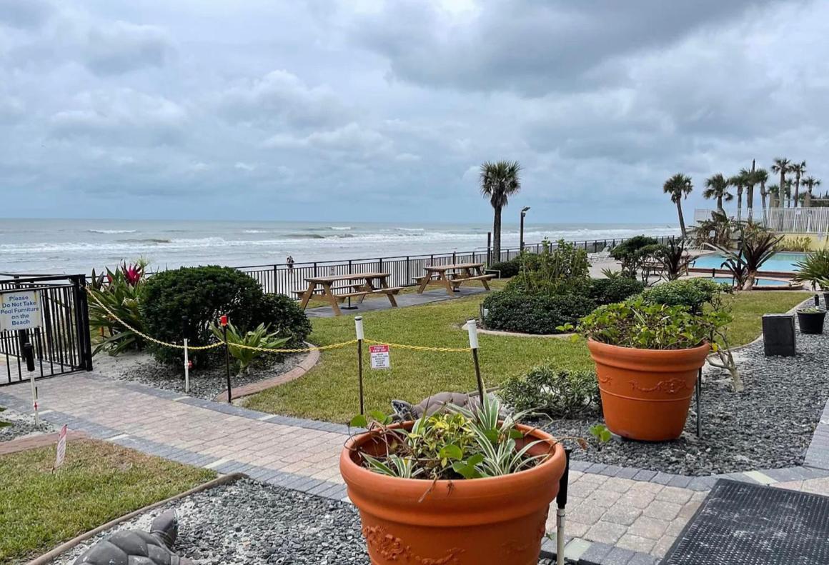 Single Or Double Oceanfront Pool & Tiki Aparthotel Daytona Beach Shores