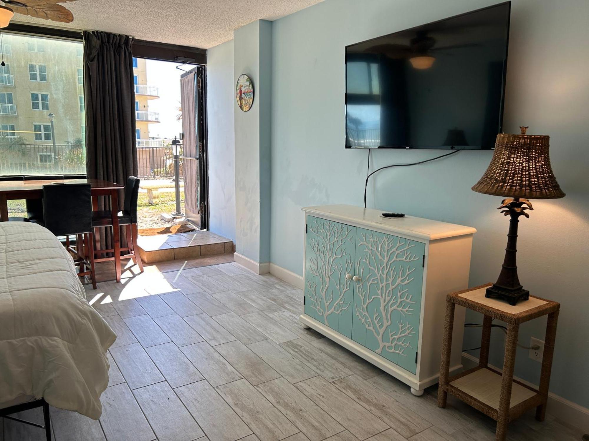 Single Or Double Oceanfront Pool & Tiki Aparthotel