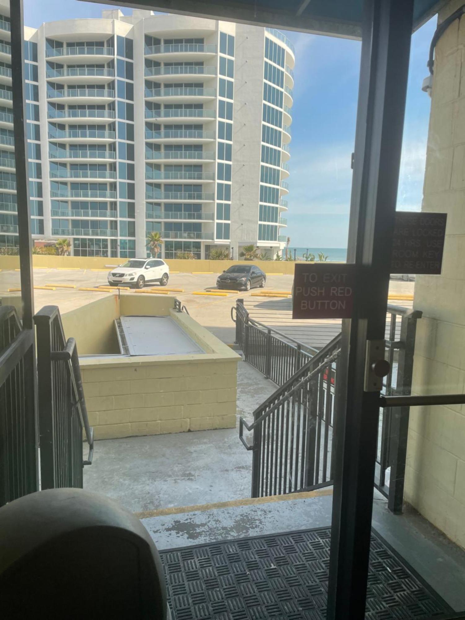 Single Or Double Oceanfront Pool & Tiki Aparthotel *