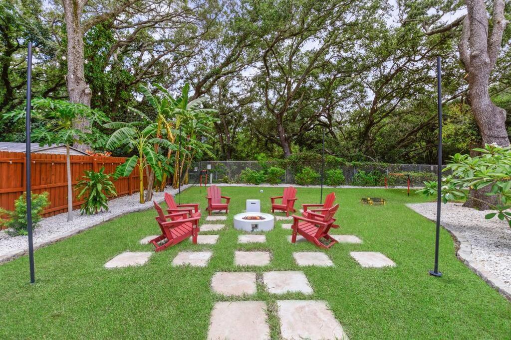 Backyard Games, Fire Pit, Heated Pool, Near Holiday home