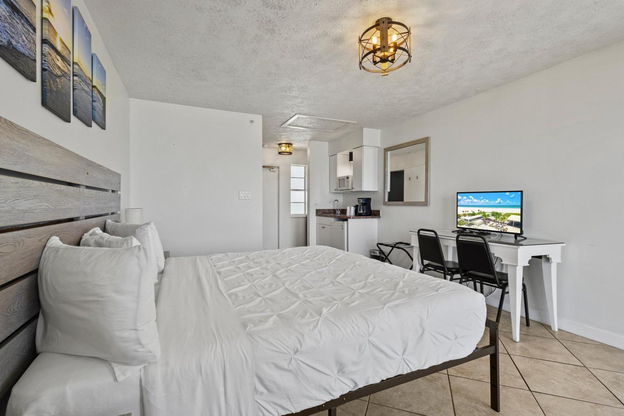 Hotel Ocean View With Balcony- King Bed #25 Fort Pierce
