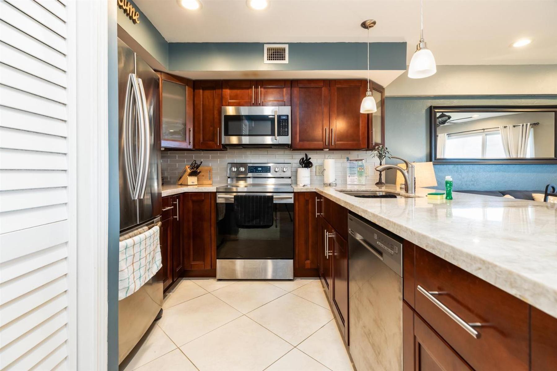 2402 Ocean Pointe Apartment *