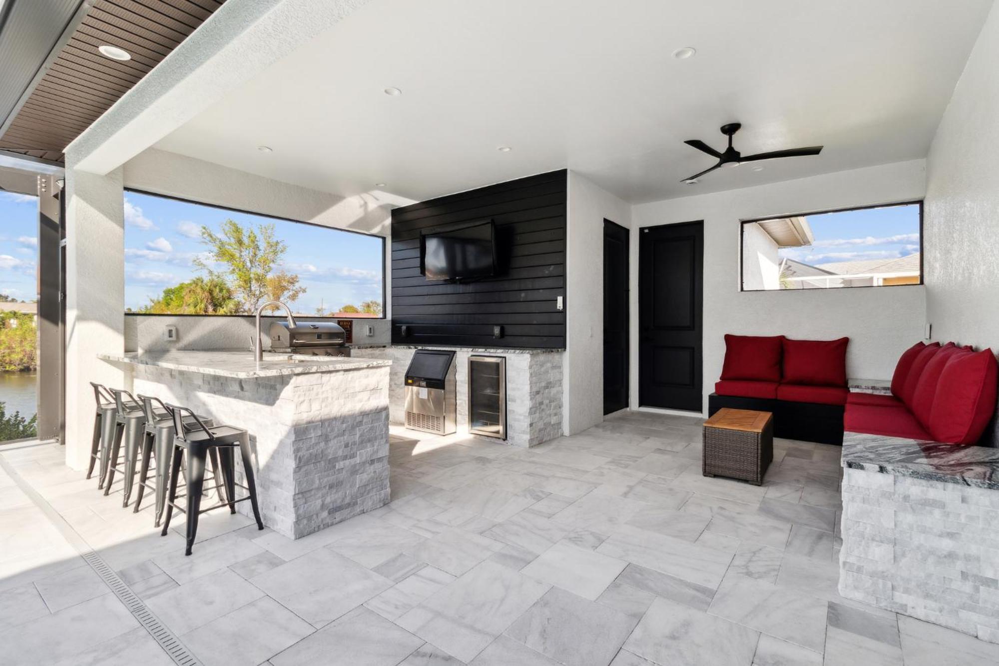 Retreat Gulfside Waterfront Luxury Private Pool And Cape Coral