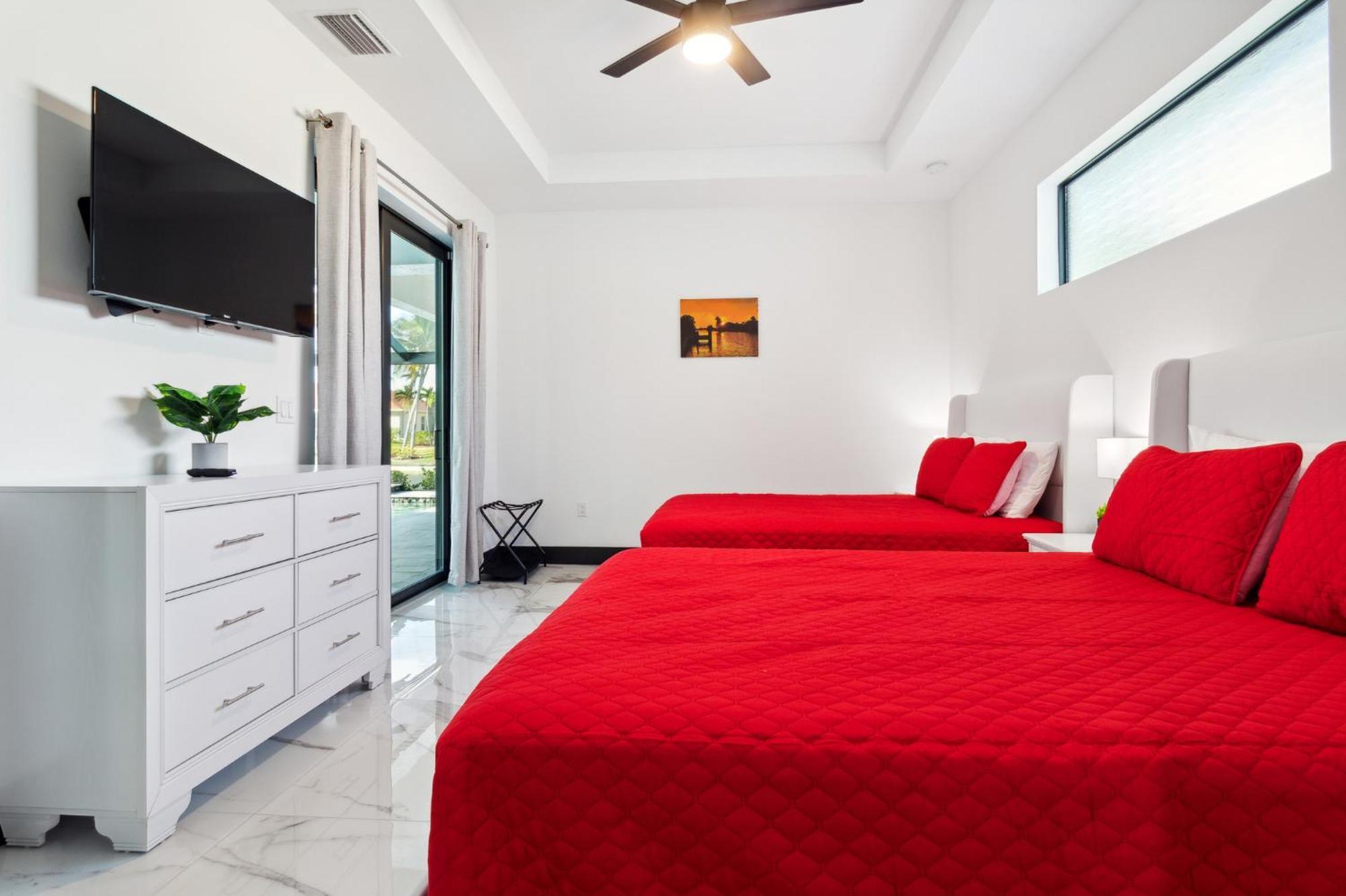 Retreat Gulfside Waterfront Luxury Private Pool And Holiday home Cape Coral
