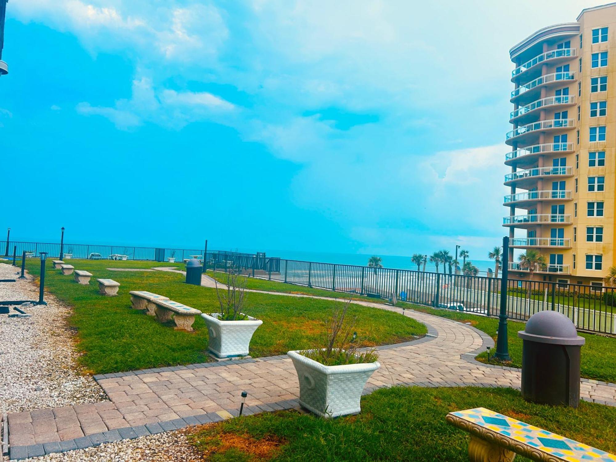 Single Or Double Oceanfront Pool & Tiki Aparthotel