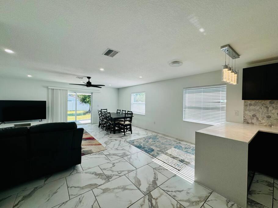 Villa Brand New Modern Urban Oasis Bradenton