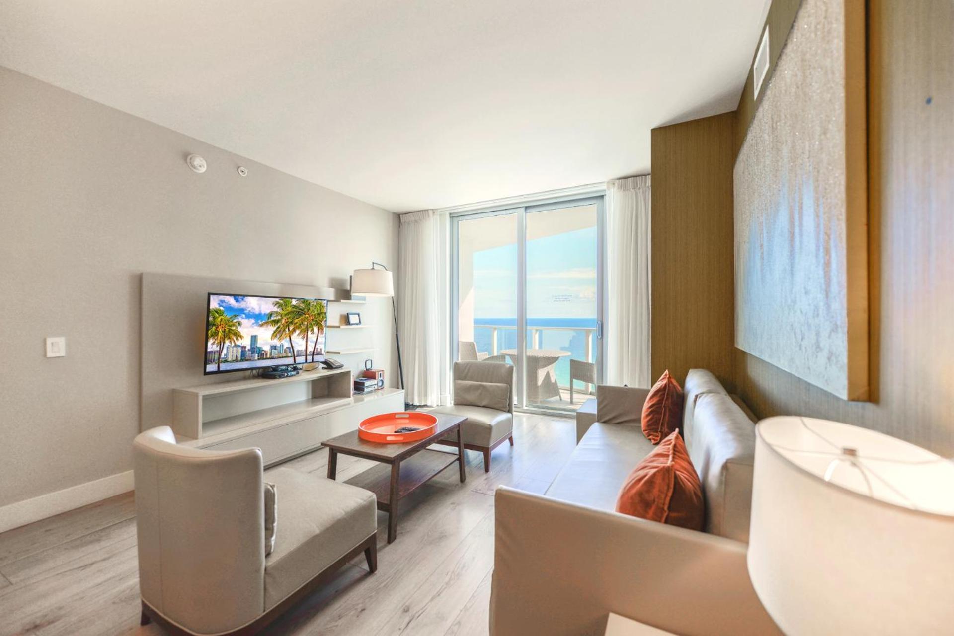 W Sea View And Relaxing Facilities!