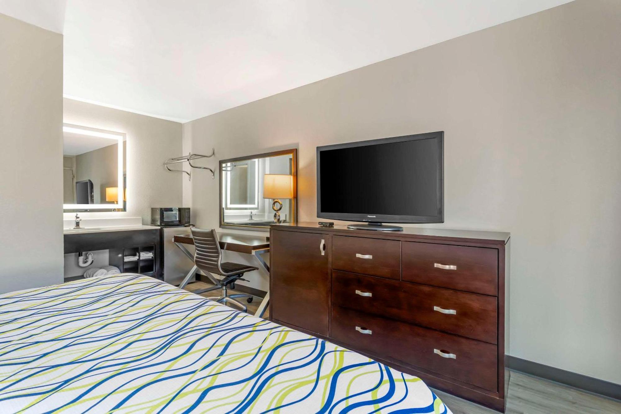 Rodeway Inn 4*