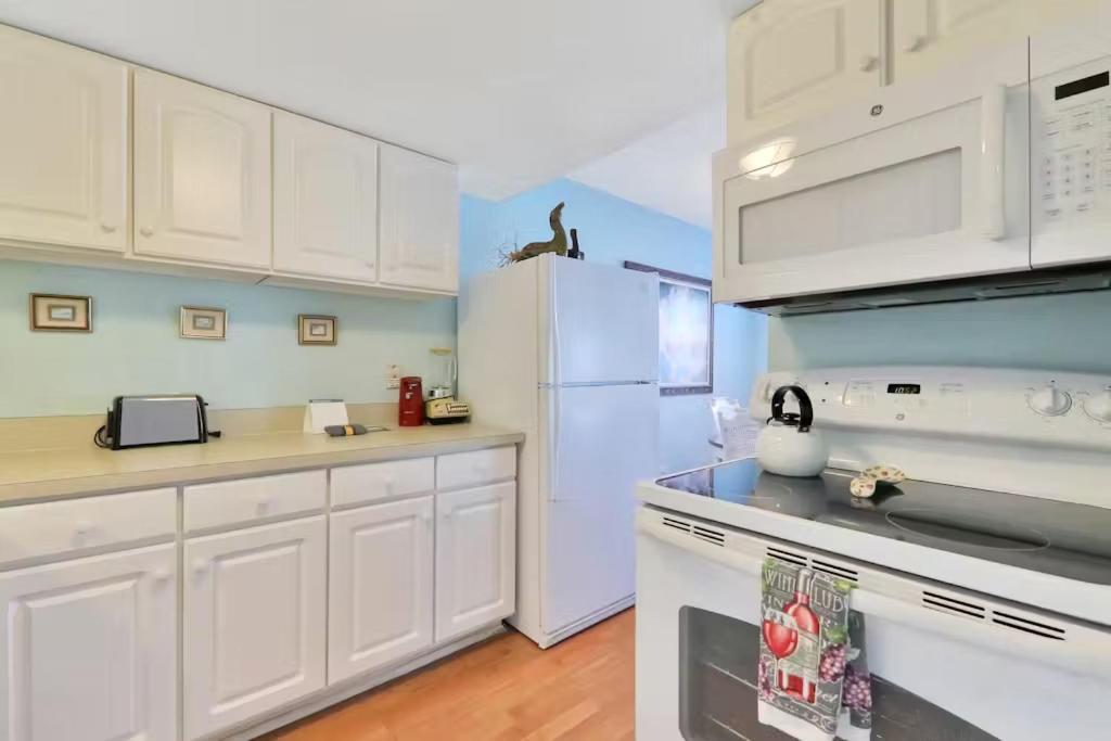 Beachfront At Colony Club - Ocean Views, Pool, Patio, Sleeps 4 Holiday home *