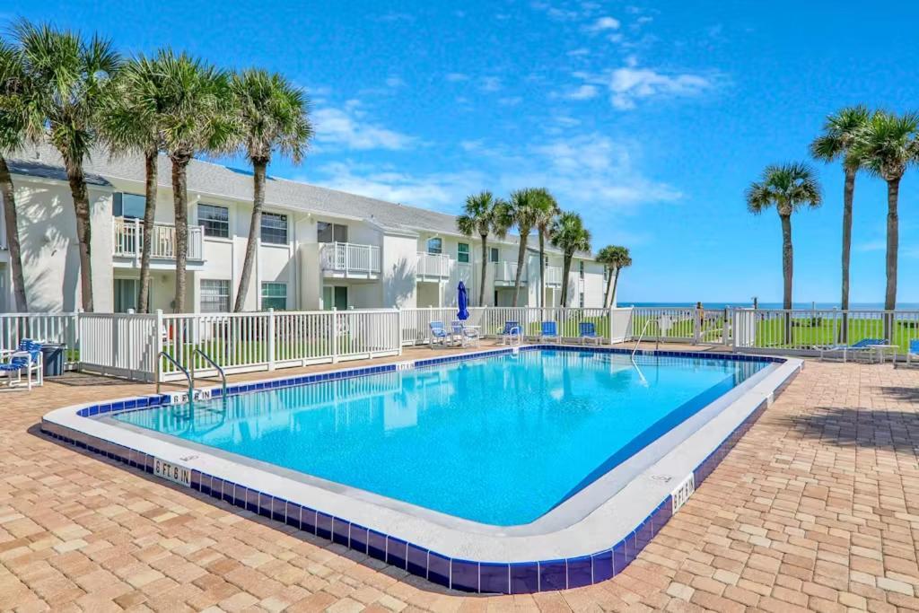 Beachfront At Colony Club - Ocean Views, Pool, Patio, Sleeps 4 New Smyrna Beach