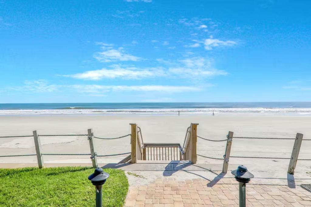 Holiday home Beachfront At Colony Club - Ocean Views, Pool, Patio, Sleeps 4 New Smyrna Beach