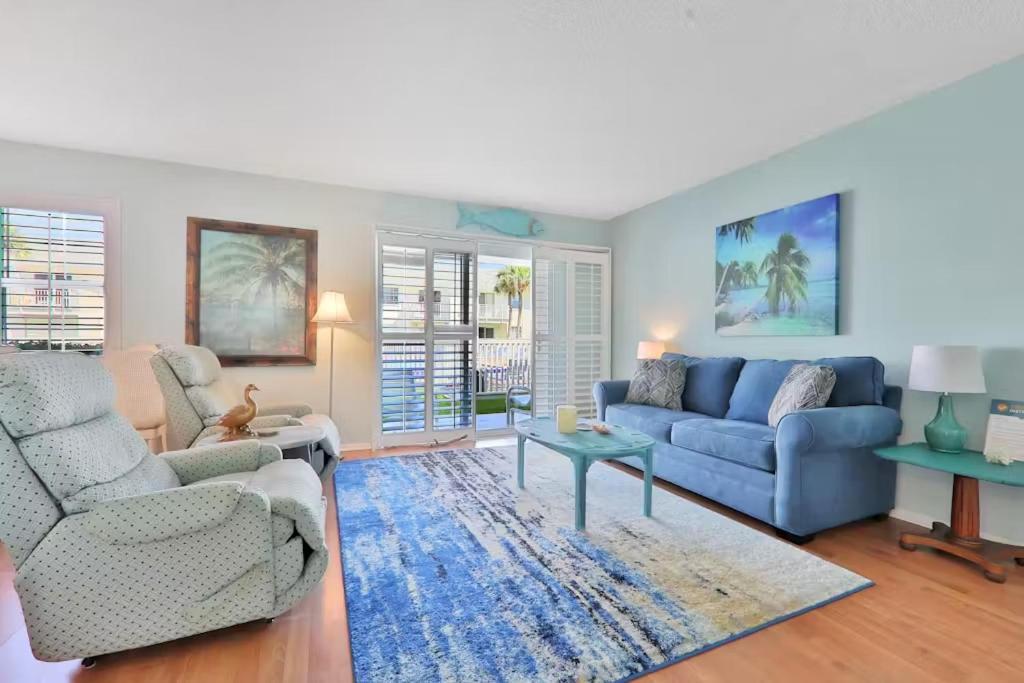 Beachfront At Colony Club - Ocean Views, Pool, Patio, Sleeps 4 *