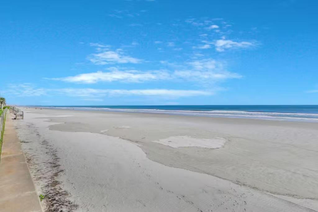 Beachfront At Colony Club - Ocean Views, Pool, Patio, Sleeps 4