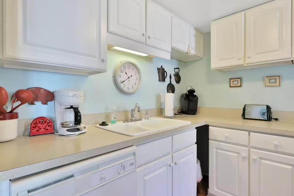 Holiday home Beachfront At Colony Club - Ocean Views, Pool, Patio, Sleeps 4