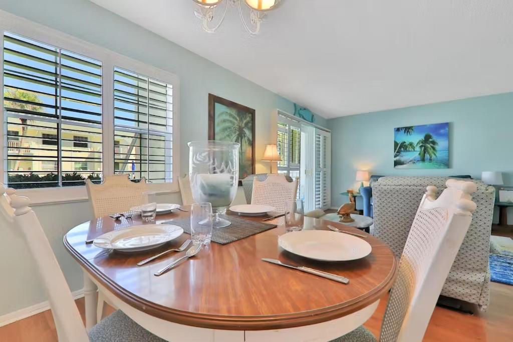 Beachfront At Colony Club - Ocean Views, Pool, Patio, Sleeps 4 New Smyrna Beach