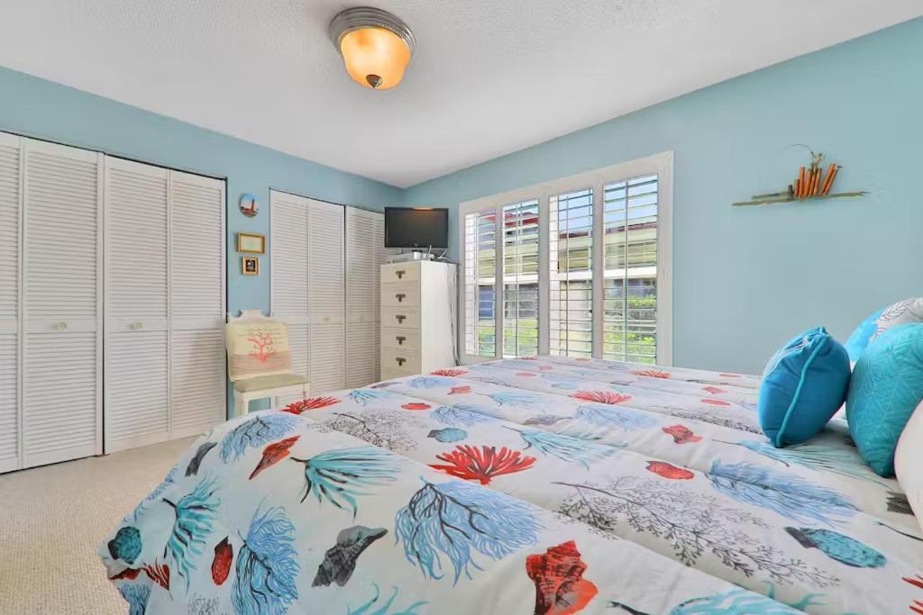 Beachfront At Colony Club - Ocean Views, Pool, Patio, Sleeps 4 Holiday home