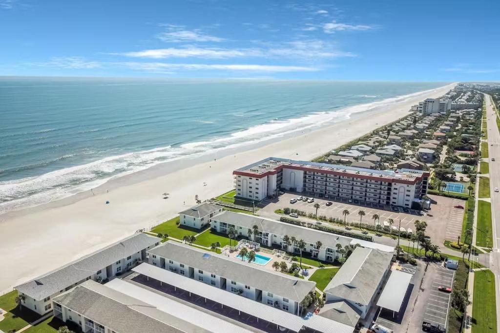 Beachfront At Colony Club - Ocean Views, Pool, Patio, Sleeps 4 Holiday home New Smyrna Beach