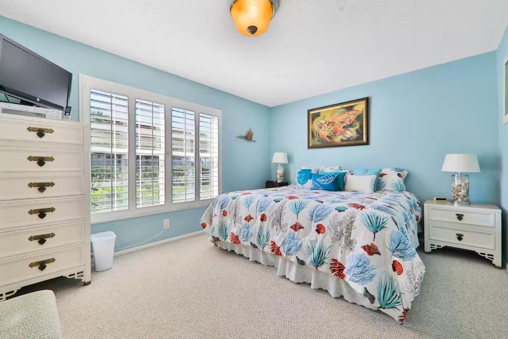 Beachfront At Colony Club - Ocean Views, Pool, Patio, Sleeps 4 * New Smyrna Beach