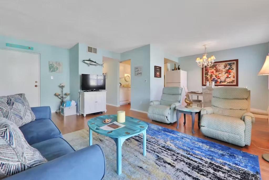 Beachfront At Colony Club - Ocean Views, Pool, Patio, Sleeps 4 Holiday home