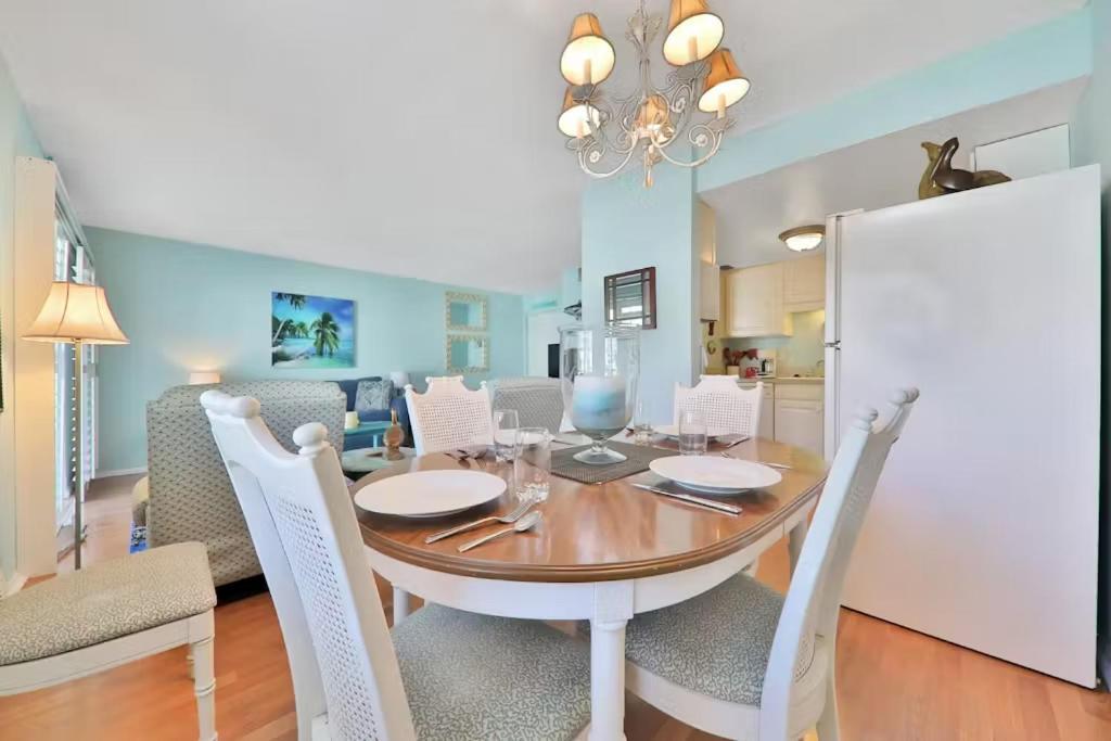 Holiday home Beachfront At Colony Club - Ocean Views, Pool, Patio, Sleeps 4 *