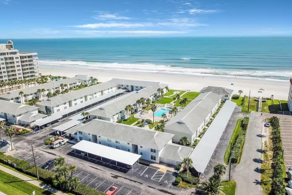 Beachfront At Colony Club - Ocean Views, Pool, Patio, Sleeps 4 Holiday home New Smyrna Beach