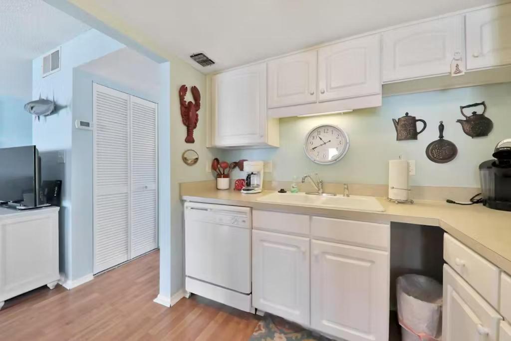 Beachfront At Colony Club - Ocean Views, Pool, Patio, Sleeps 4 Holiday home *