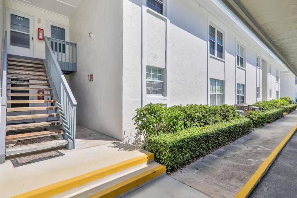 Beachfront At Colony Club - Ocean Views, Pool, Patio, Sleeps 4