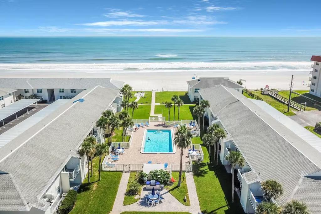 Beachfront At Colony Club - Ocean Views, Pool, Patio, Sleeps 4 Holiday home *