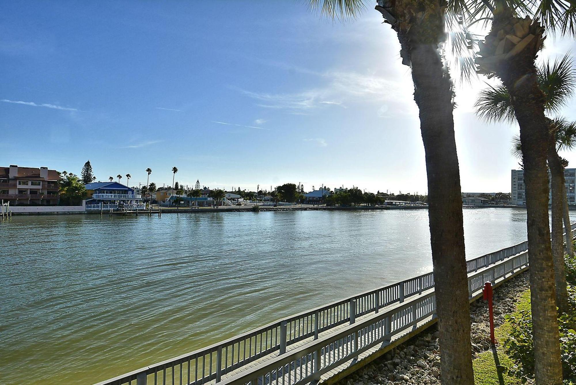 Land's End 3-202 Bay Front Holiday home
