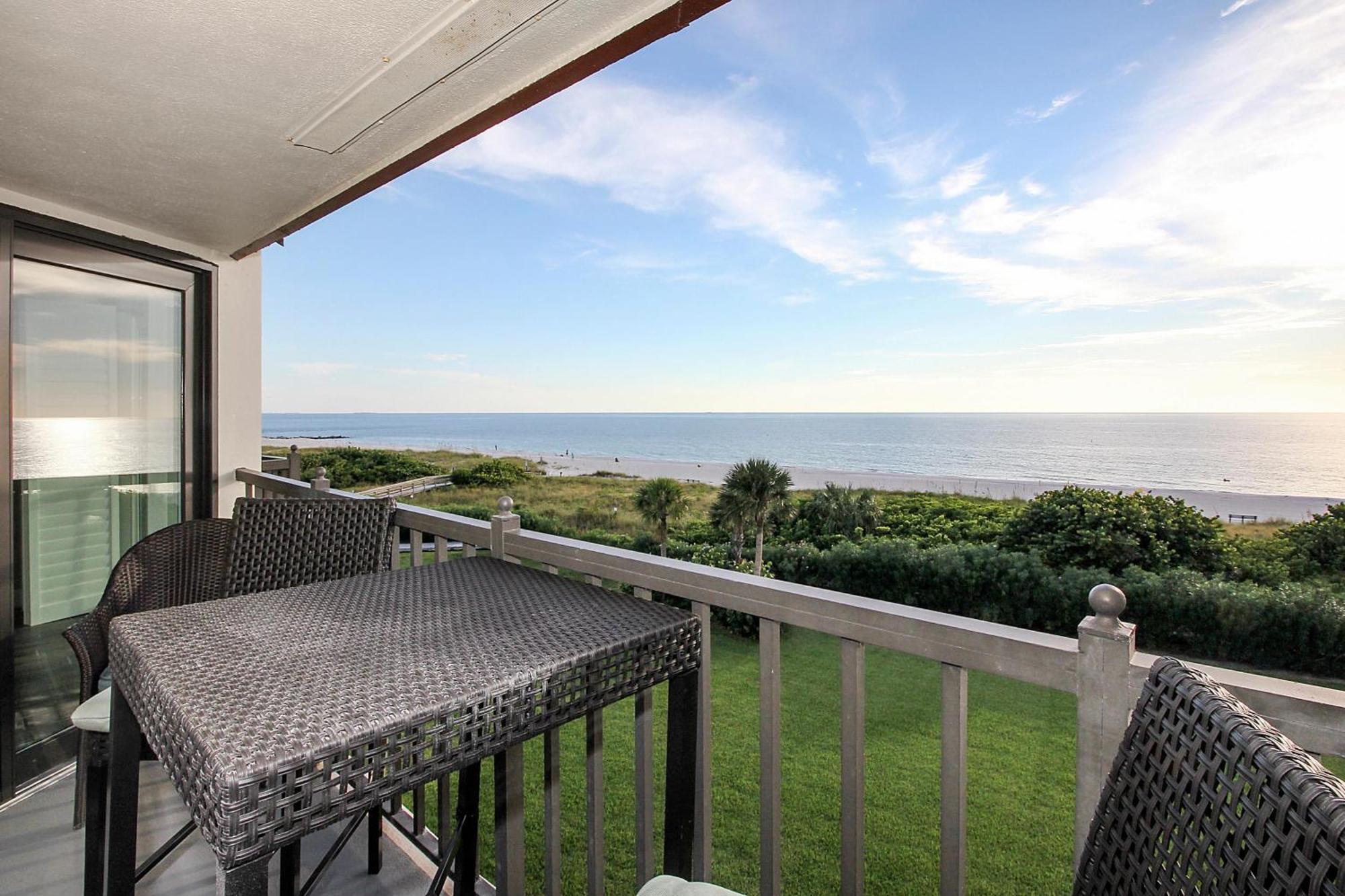 Land's End 10-402 Front - Premier Holiday home *