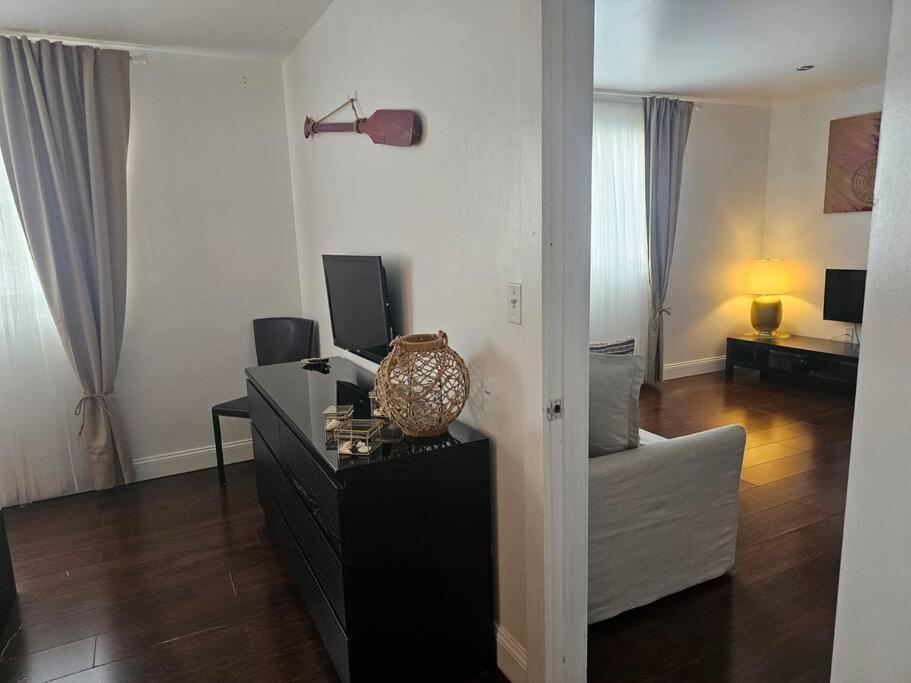 Great 1bedroom Renovated 1 Minute From The Apartment