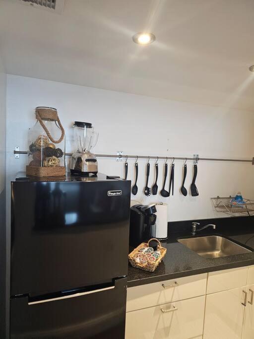 Great 1bedroom Renovated 1 Minute From The Apartment *