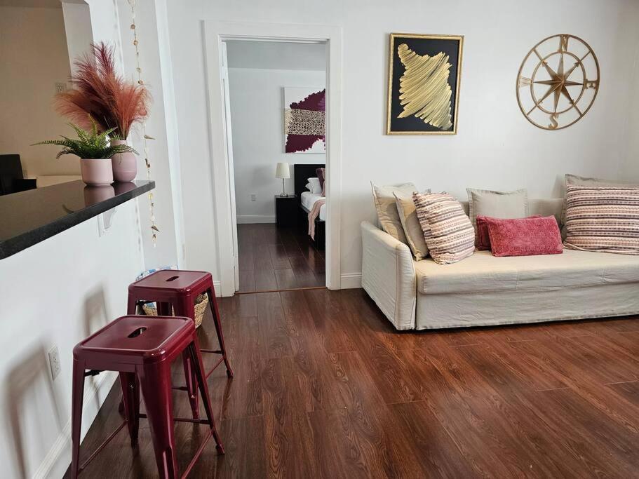 Great 1bedroom Renovated 1 Minute From The