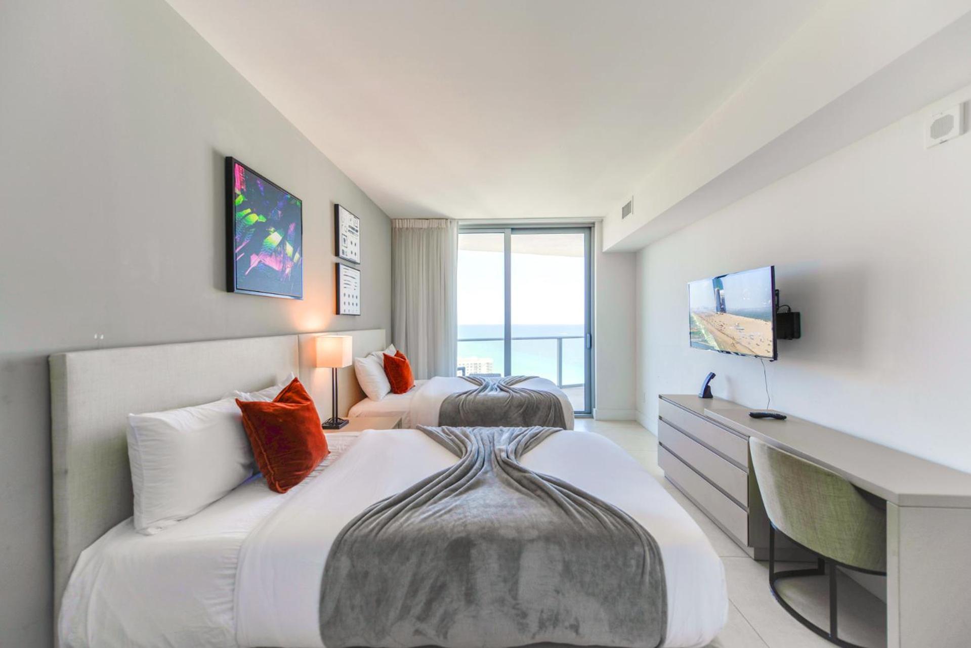 W Beautiful Beachfront And Views From 25th Floor! Apartment *