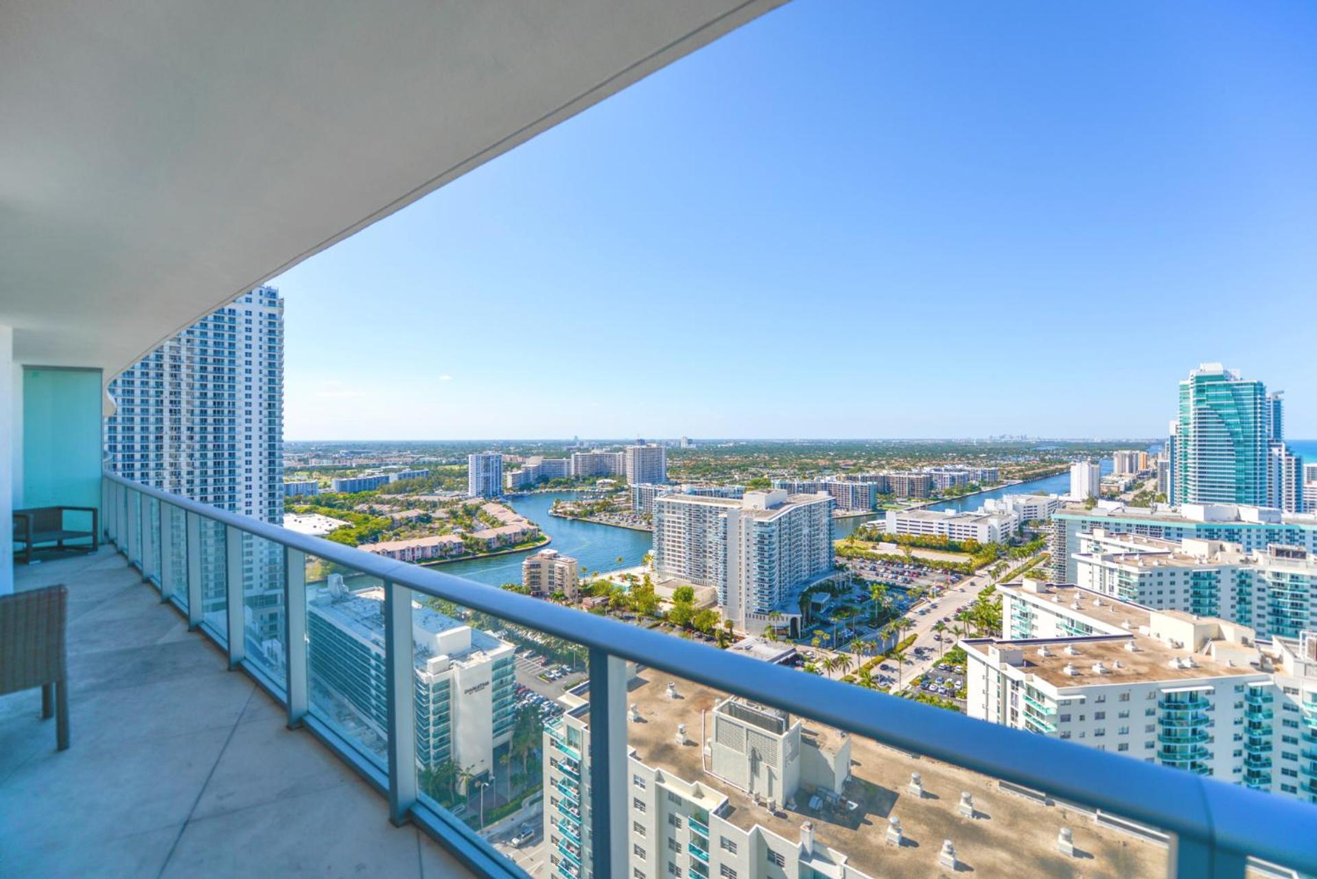 W Beautiful Beachfront And Views From 25th Floor! Apartment *