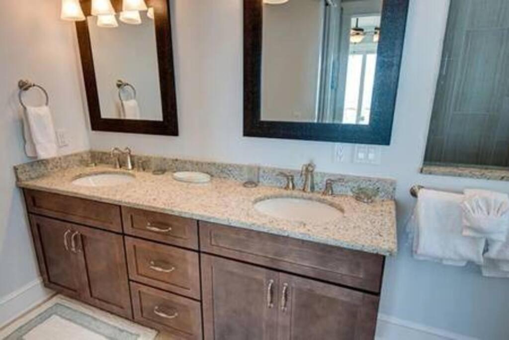 Beachfront Paradise - Direct Access To The Gulf Holiday home Bradenton Beach